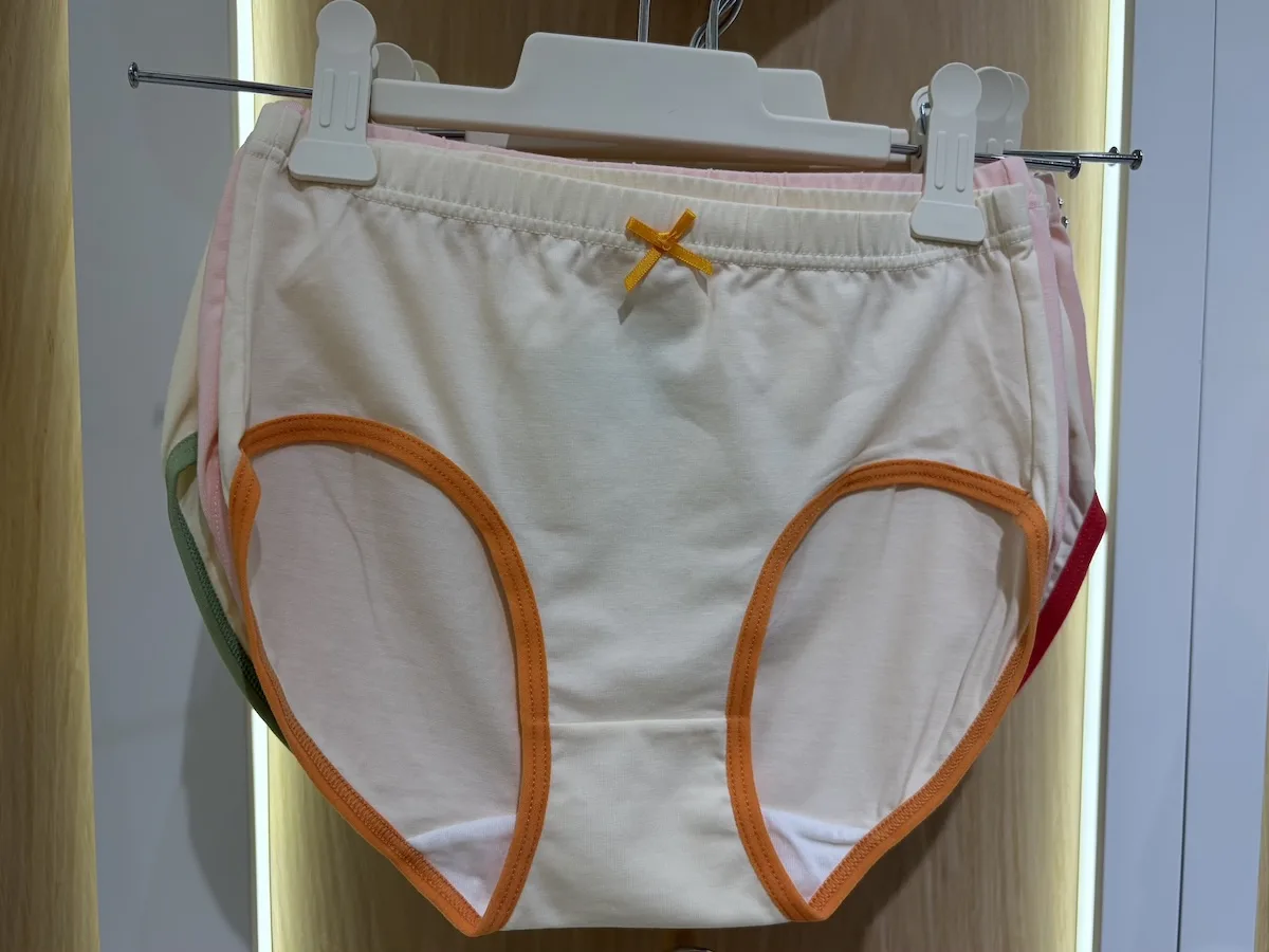 Blank kids underwear size chart template with height waist and hip columns