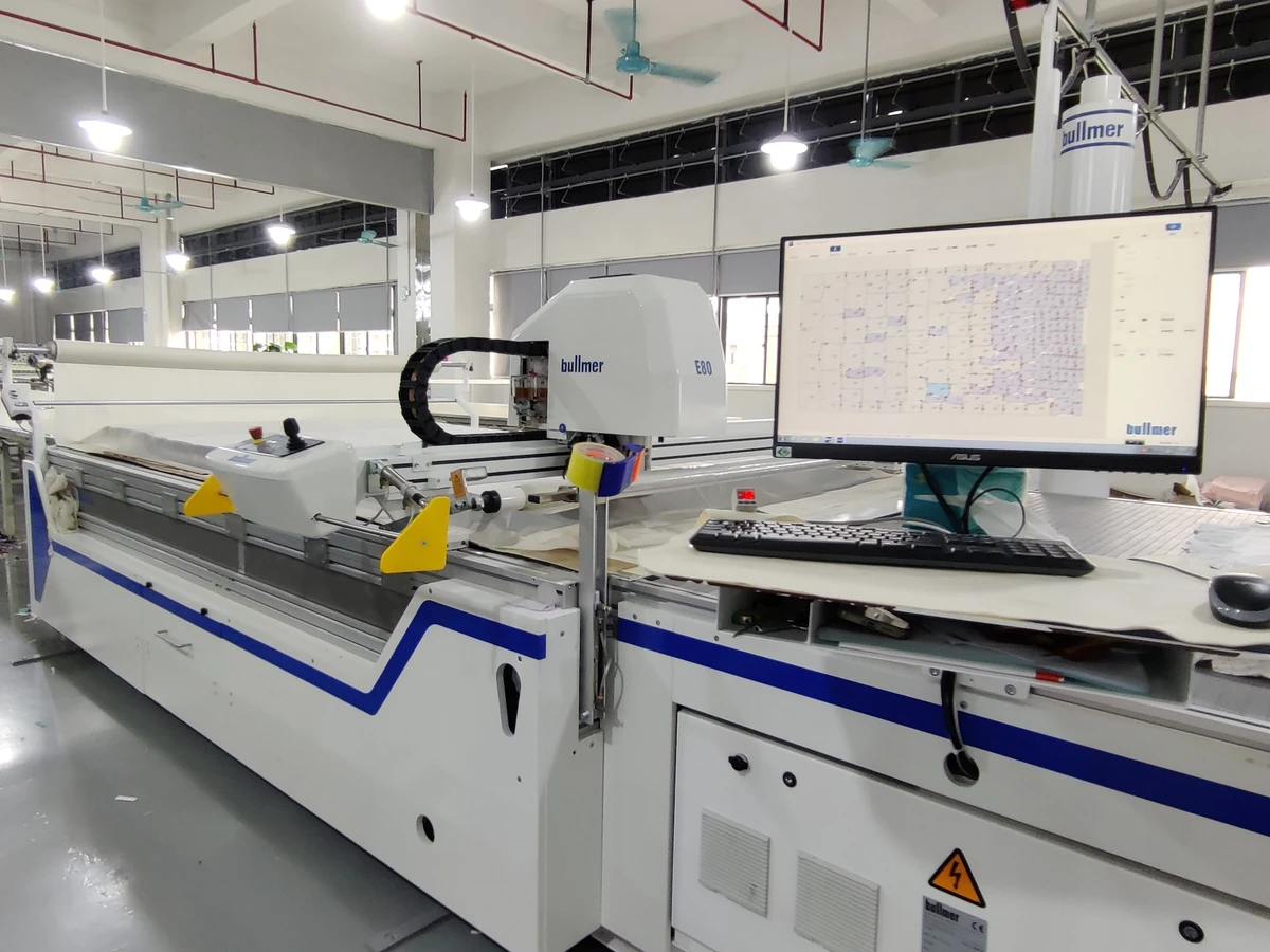 Fabric Spreading and Cutting for Kids T-Shirts Automatic fabric cutting machine spreading and cutting knit fabric for children's t-shirt production